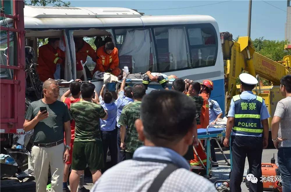 北城梅冲湖路发生一起车祸