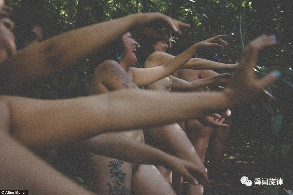 巴西丛林的裸身拍摄:向女性的生殖周期致敬!|当婴孩诞生|【馨闻旋律】