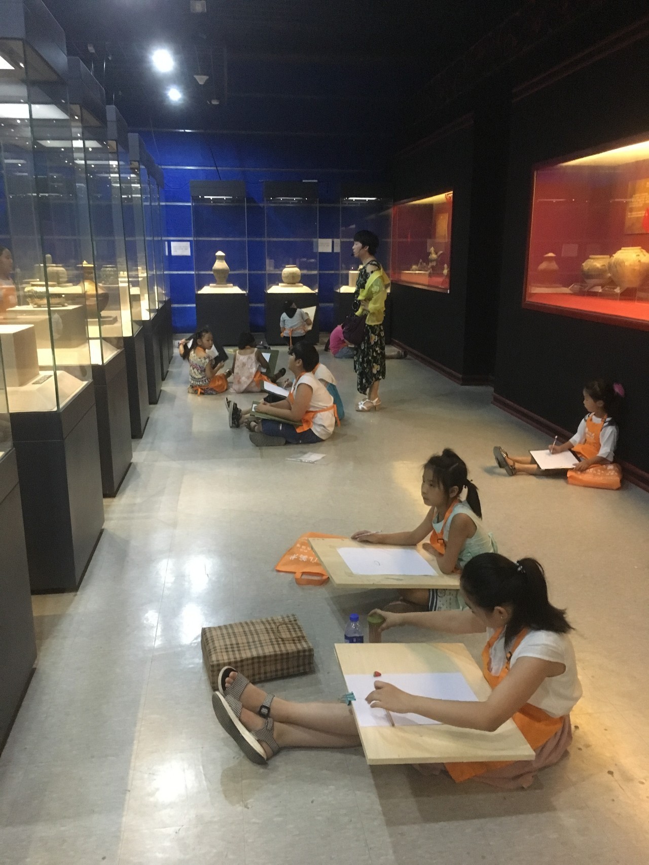 近日, 童彩美术教育组织小朋友到博物馆参观并进行现场写生.