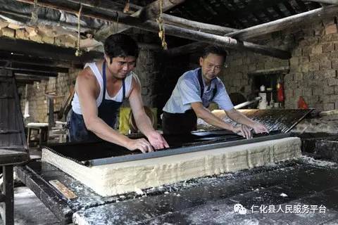 抄纸工把湿纸料堆放湿压湿纸切边牵纸供烤供烤工把湿纸伏贴在供烤箱面