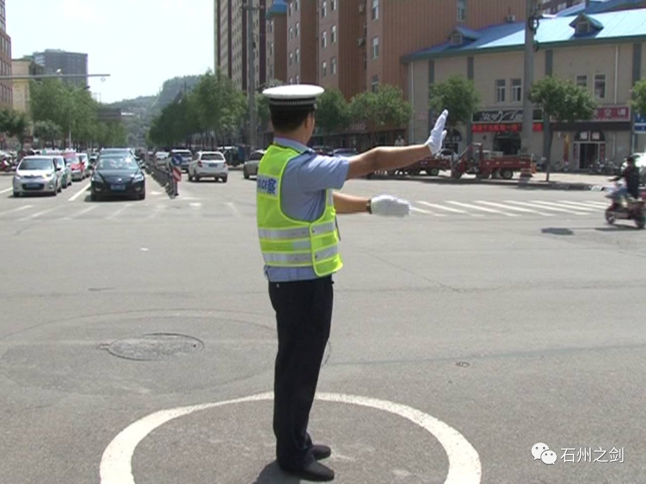 离石交警积极备战高温天气打造平安夏季