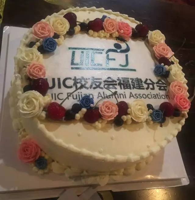 福建分会理事会成员切蛋糕庆祝成立 左一12级会计吴宗谦校友,左二12级