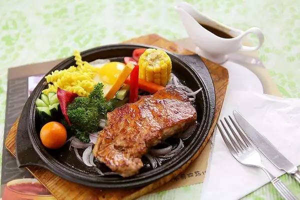 代表菜:sizzlingsirloin steak(铁板西冷牛排▼sizzled(铁板烧)代表