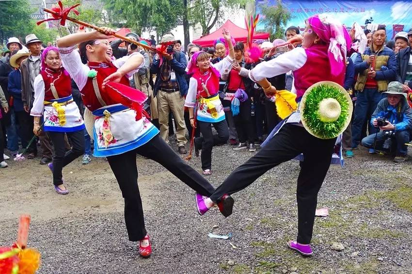 霸王鞭舞蹈渗透着白族的历史变迁,宗教活动,民族习俗和文化娱乐,具有