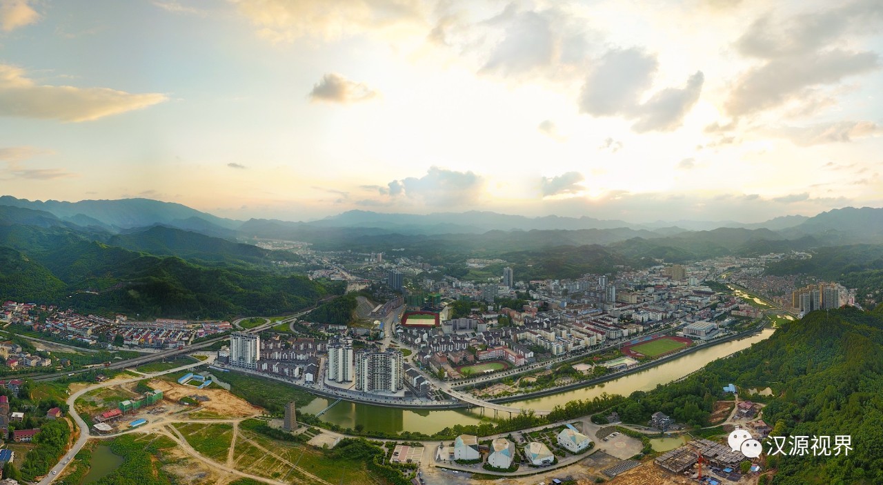 蒲丁路起点位于宁强县汉源街道办的西城新区夜景.林童山 摄