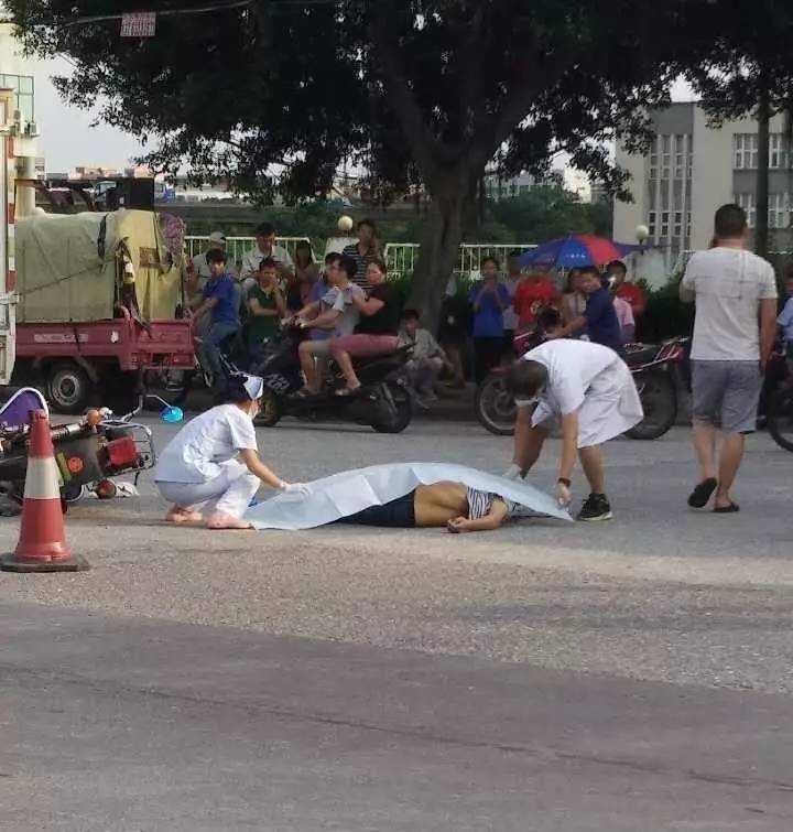 在金岭路黄山鲁出门处,一白色货车与一摩托车发生了车祸,摩托车司机