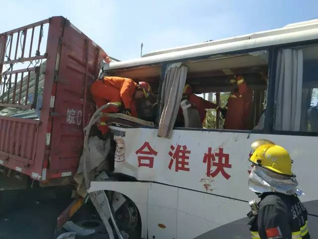 长丰突发车祸,大客车追尾货车!造成一人死亡20多人受伤!