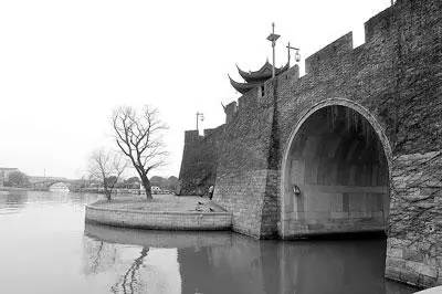 历史 正文 在伍子胥所建的苏州八城门中,就有一个叫做蛇门,不过和阊门