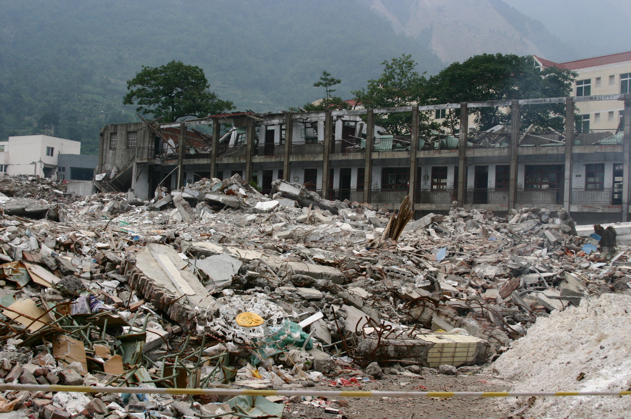 泪奔！回顾汶川地震的8个感人瞬间，亲人在废墟上无助哭喊