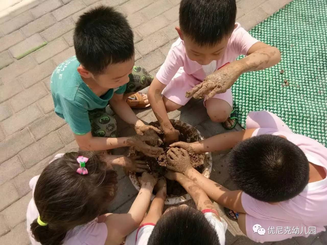 今天我们优尼克幼儿园里也给孩子们带来了新的体验-- 玩泥巴 很多