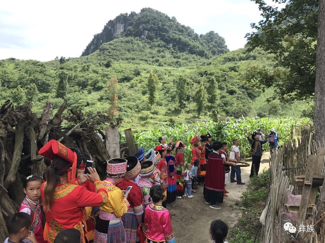 广西西林举行彝族火把节各族同胞欢聚一堂庆节日