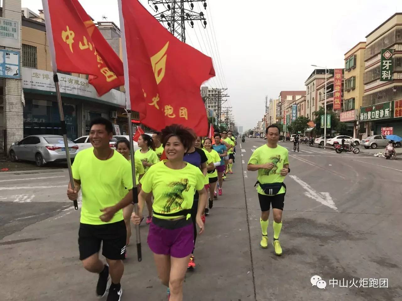 第一女旗手九爷的带领下,出发啦,整齐的队伍威武在三角高平的道理上