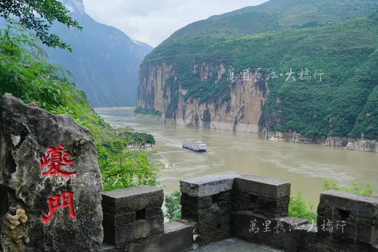 万里长江大桥行白帝城风雨廊桥