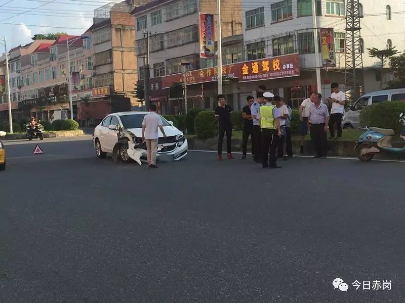 今天下午,棉湖五十米大道湖东路段发生一起追尾交通事故