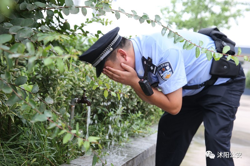 他们冒酷暑穿梭在辖区的街头巷尾 汗水湿透了警服 他们用一片丹心写