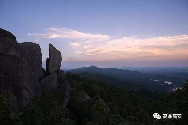 八百洞天八百洞天位于高安市城西北40公里处的华林山李家岭山腰,距离