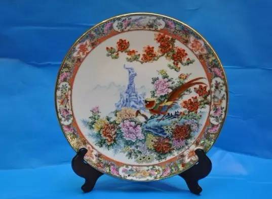 广彩是广州地区釉上彩瓷艺术的简称,以构图紧密,色彩浓艳,金碧辉煌为