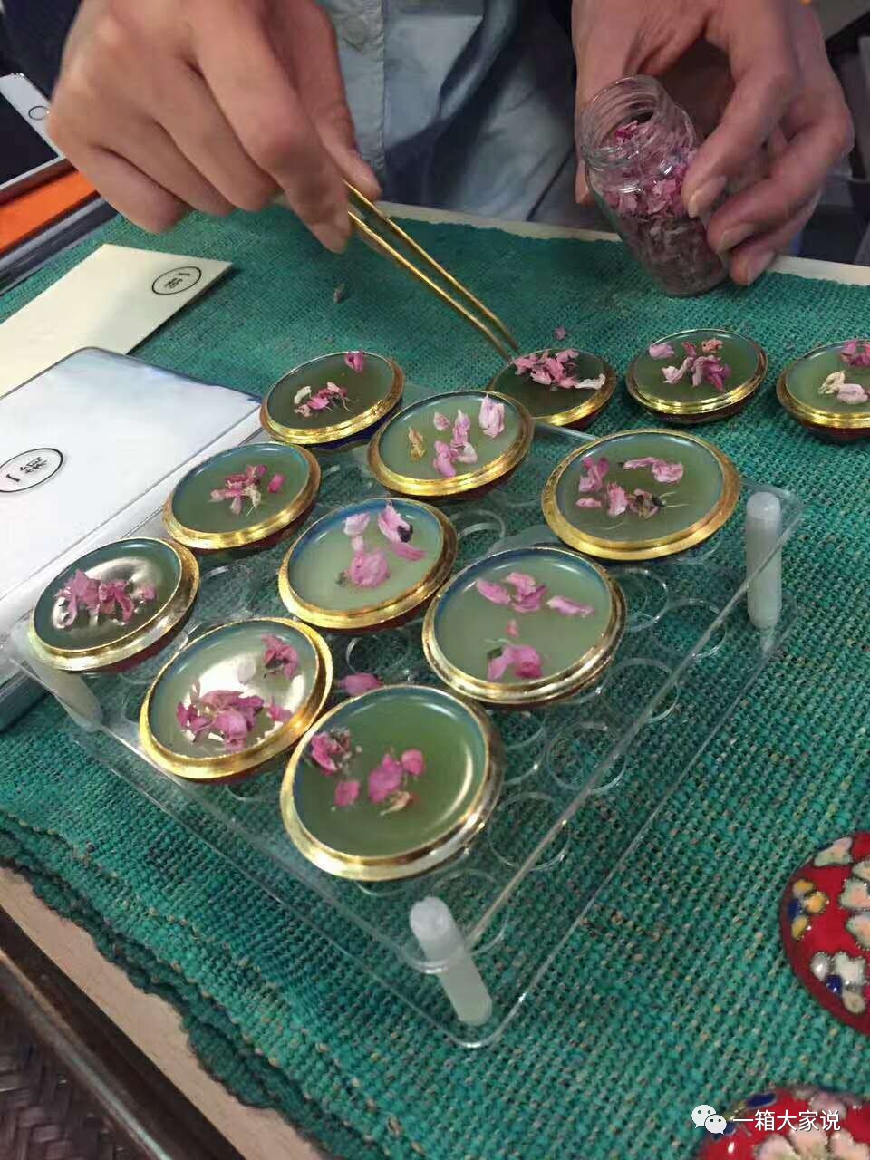 与花,茶,香融合,由香道师现场与参与者一起制作大暑节气香膏