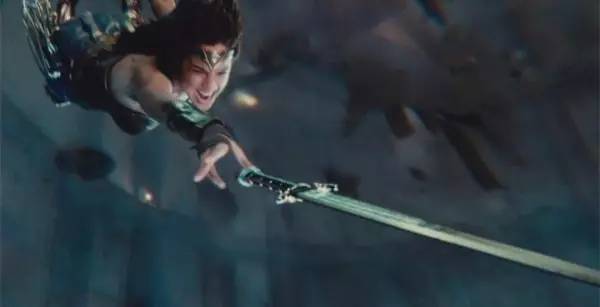 1,女侠的武器或许还是《蝙超》中的 火神之剑, "弑神者之剑"已经在