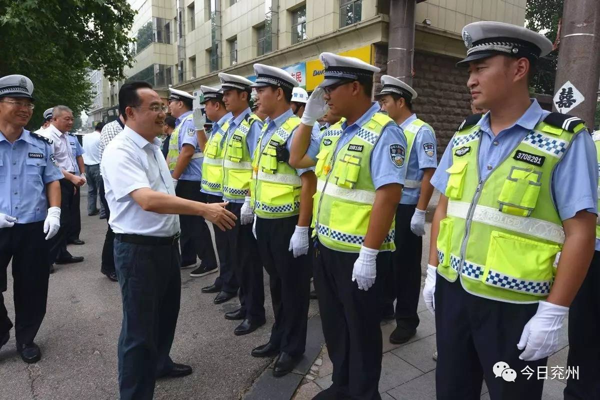 7月25日,兖州区委书记王宏伟来到创城一线,慰问公安交警,行政执法