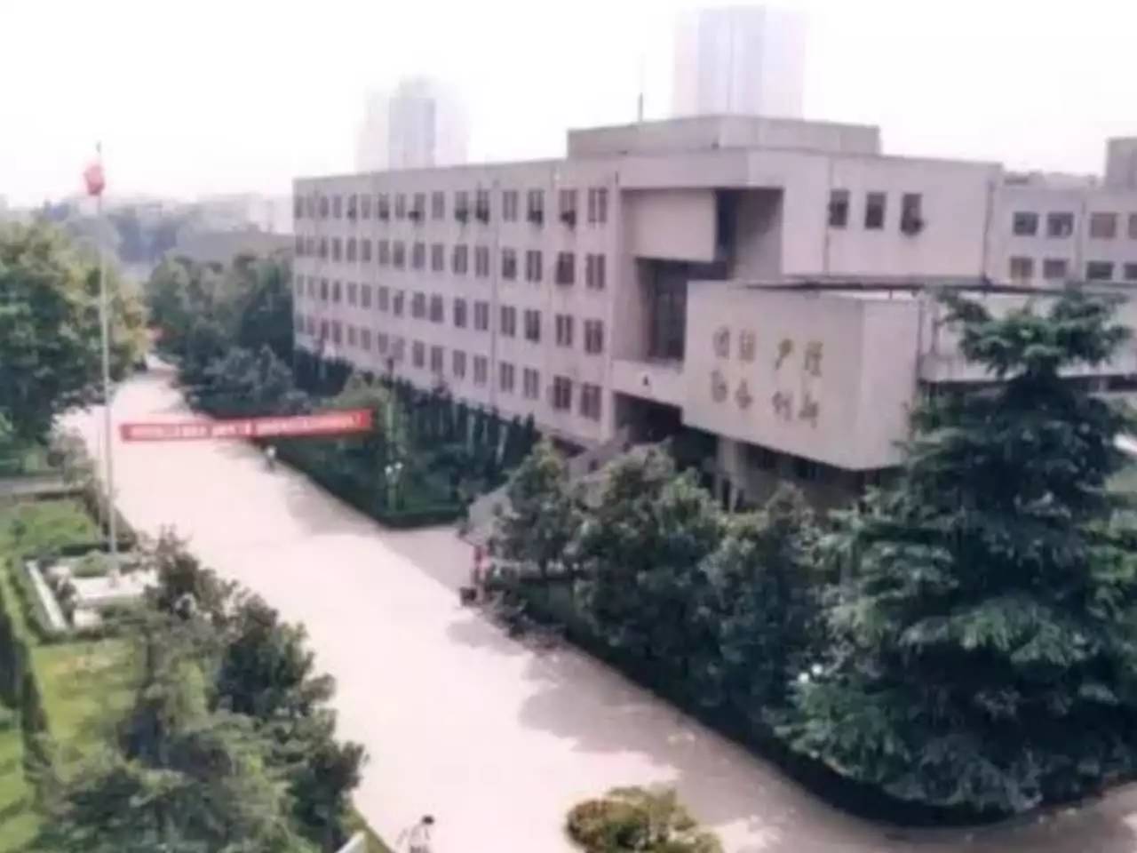 图:南京粮食经济学院西门 3 南京经济学院时期 图:南京经济学院图书馆