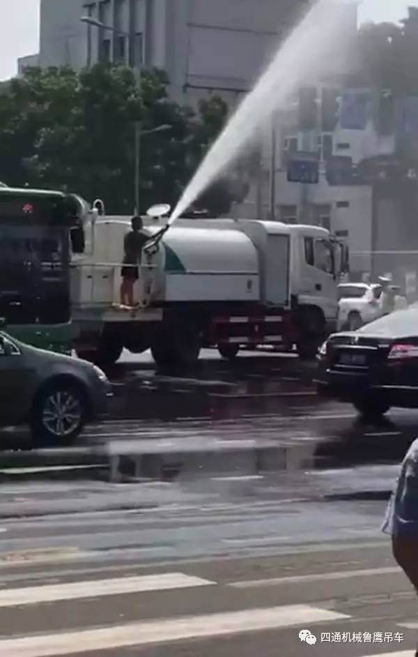 近日,山西长治市一交警十字路口执勤现场洒水车"人工降雨"的视频在