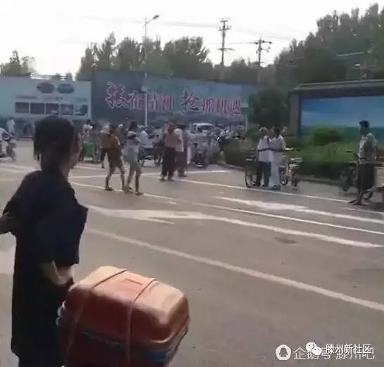 24日下午滕州岗头附近车祸,小女孩与男子两人当场死亡