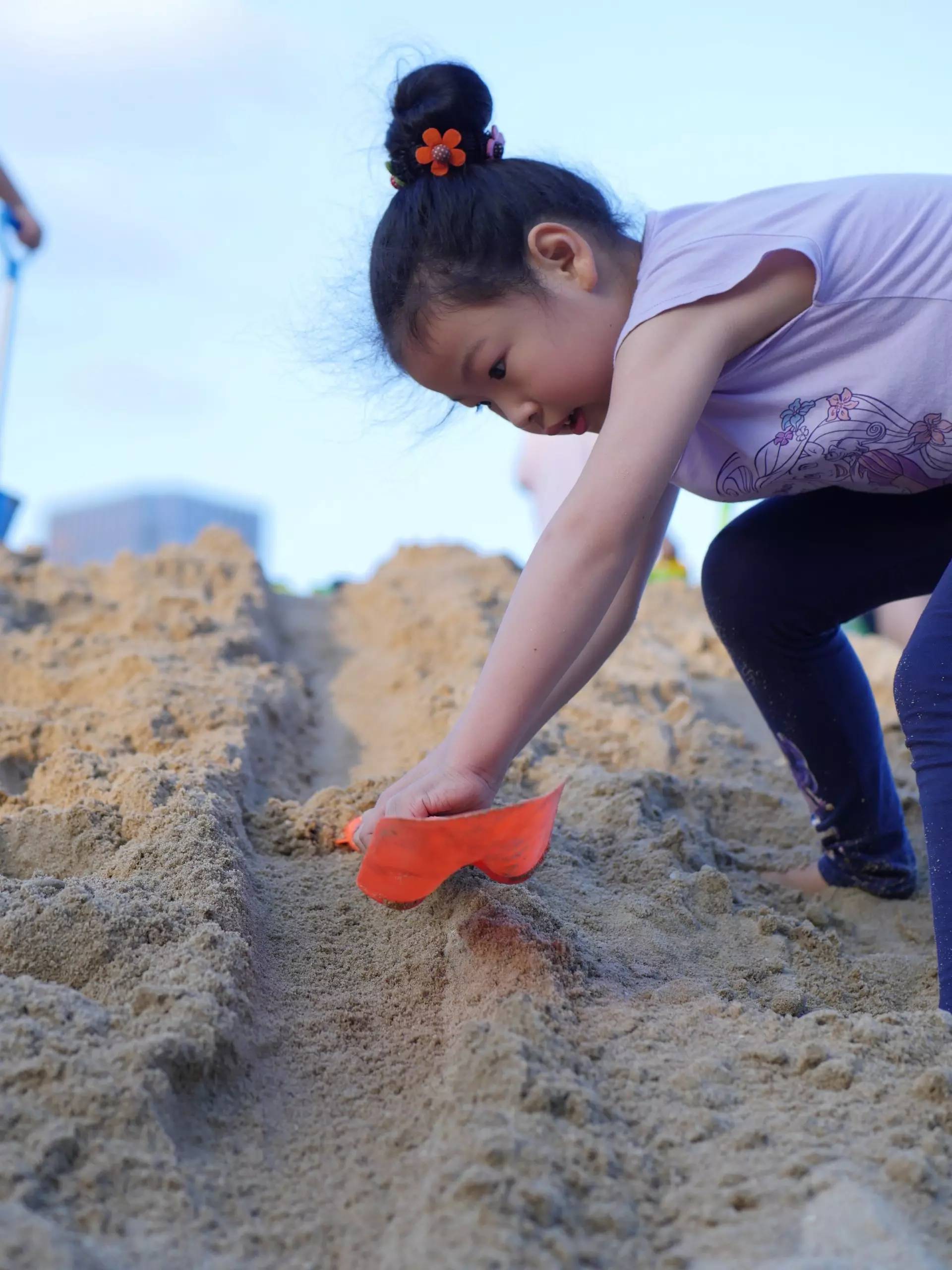【玩沙的女童摄影图片】江边沙滩人像摄影_拍客 摄 影 图 片_太平洋电脑网摄影部落