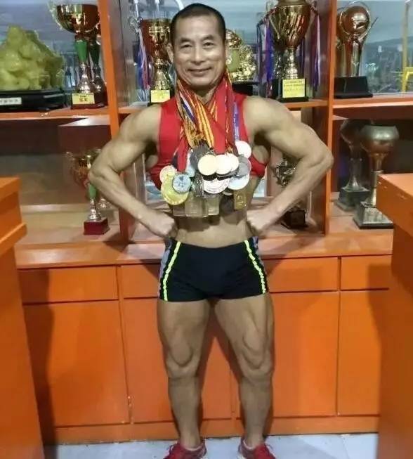 开始教彭远丽健身 ▼ 经过两年训练他们俩 在广州夺得混双健美冠军 夺