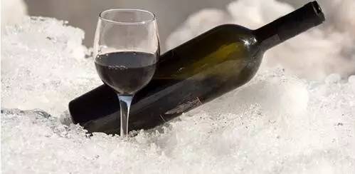 如果不想那么麻烦,也可以将红葡萄酒置于冰桶中,6到7分钟后即可饮用.