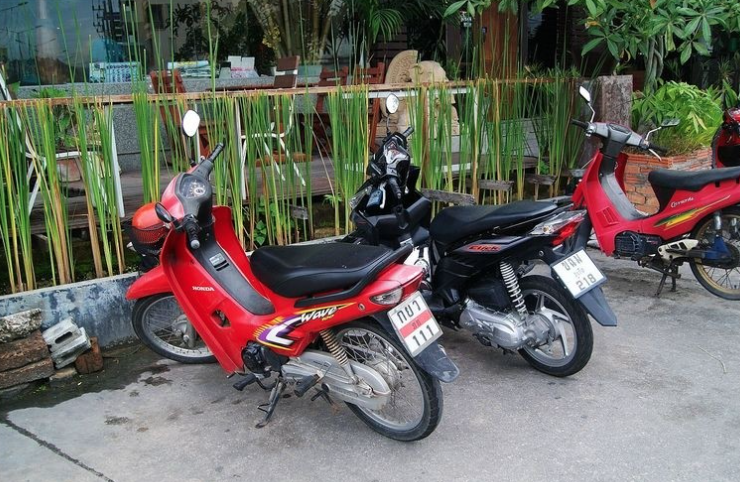 泰国芭提雅乘摩托车、出租车游览Jomtien海滩