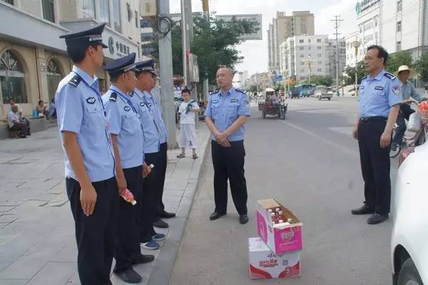 县公安局党委书记,局长李林明亲切慰问一线创城民警