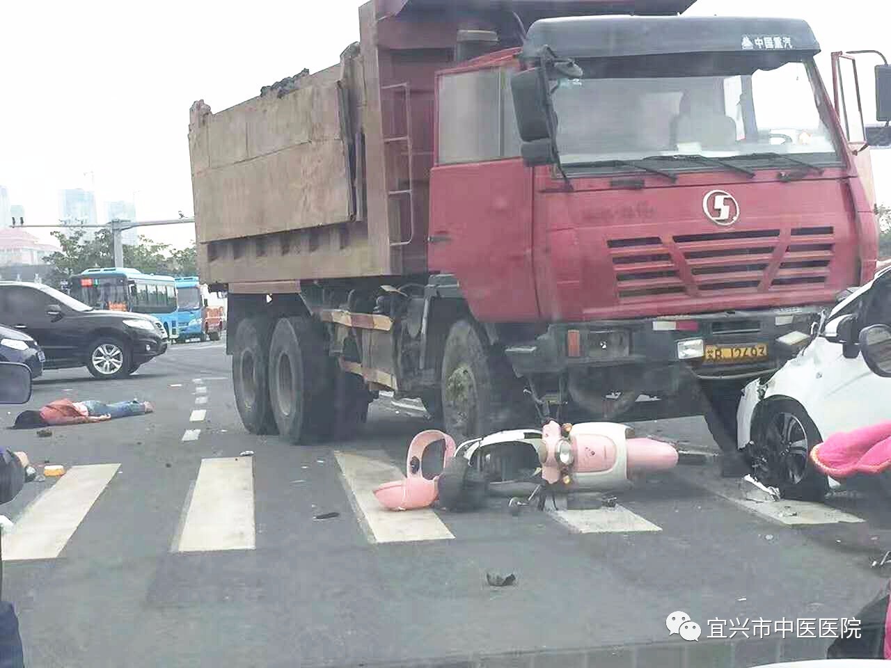 女孩骑电动车遭渣土车和小轿车