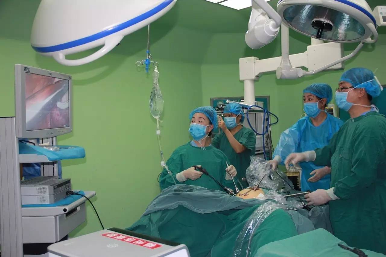 詹华辉(右一)行腹腔镜下子宫肌瘤剔除术