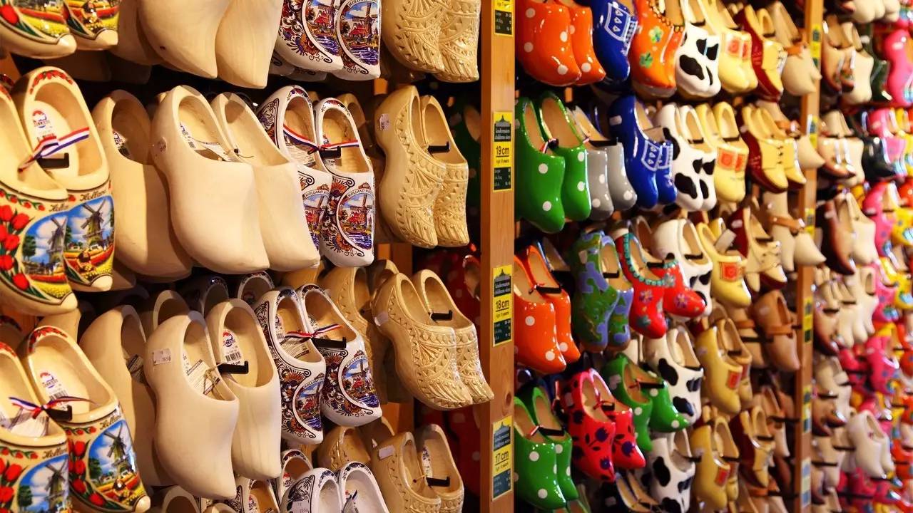 去荷兰除了可以看到特产木鞋,搞不好还真碰得上卖鞋的贩子.