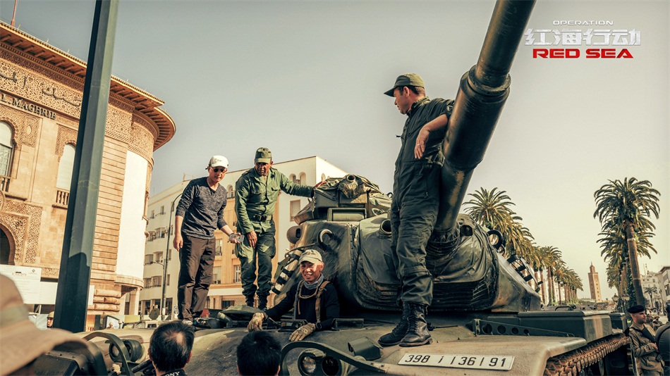《红海行动》公开摩洛哥拍摄场景 军事装备预
