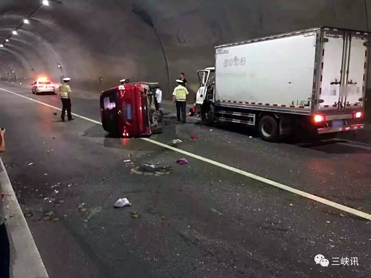 突发沪蓉高速一隧道内发生车祸