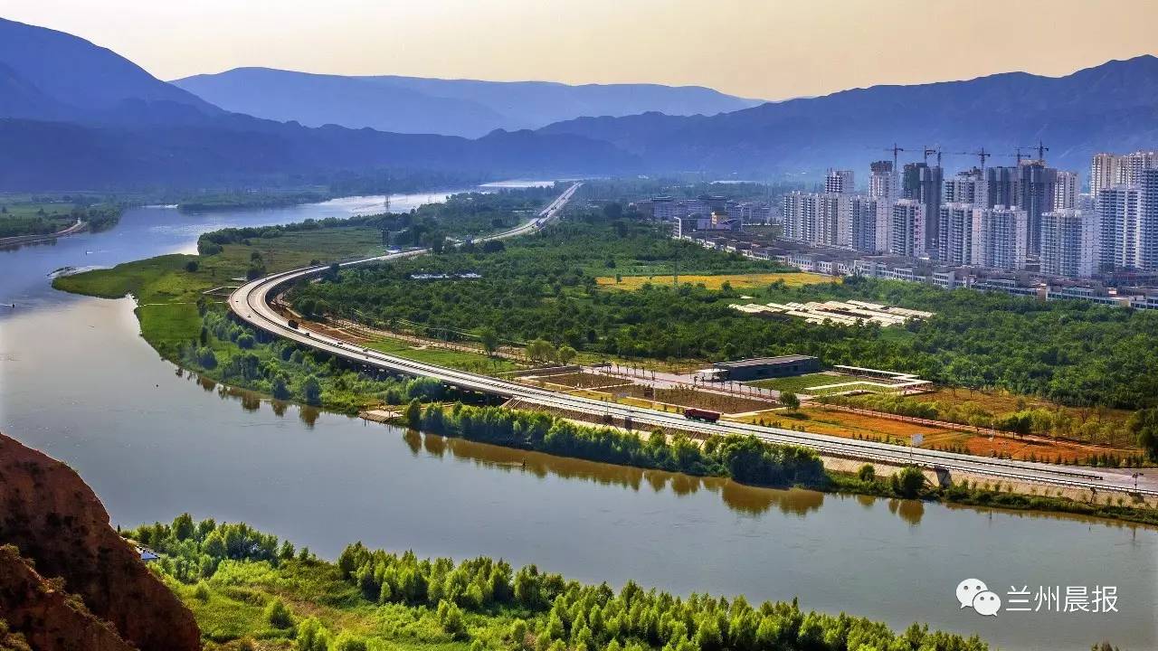 湖边由大片湿地构成的两个半岛,被称为"太极岛".