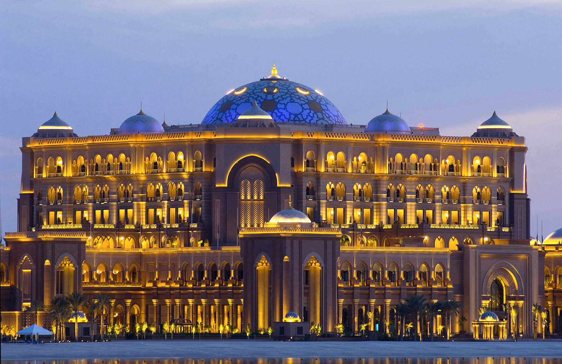 阿布扎比皇宫酒店:极尽奢华，沙漠拔地而起的奇迹