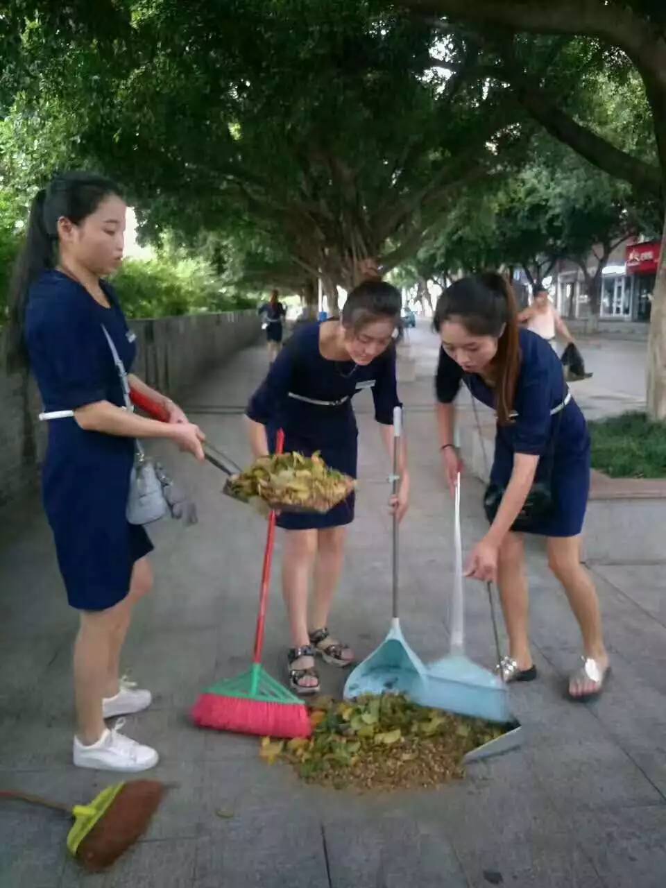 点赞,巴中这群美女陪环卫工人一起扫马路!