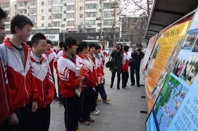 中学▼太原市十九中(图/来源见水印)自古红蓝出cp校服当然也要出