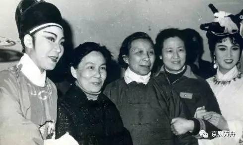 王杏花晚年经常指导青年演员(图中左二为陆锦花,左三为王杏花.