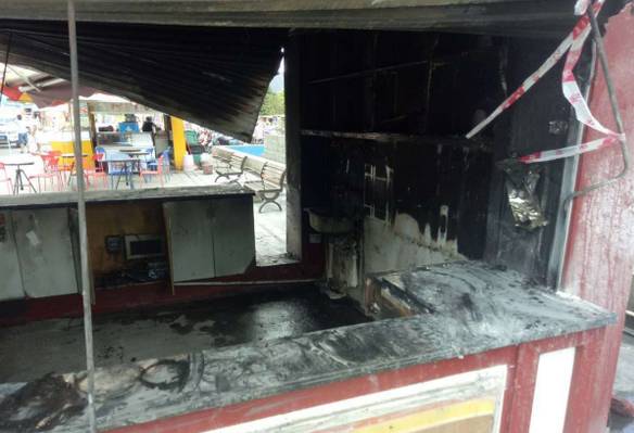 靖西环球商业中心一奶茶店发生火灾 现场浓烟