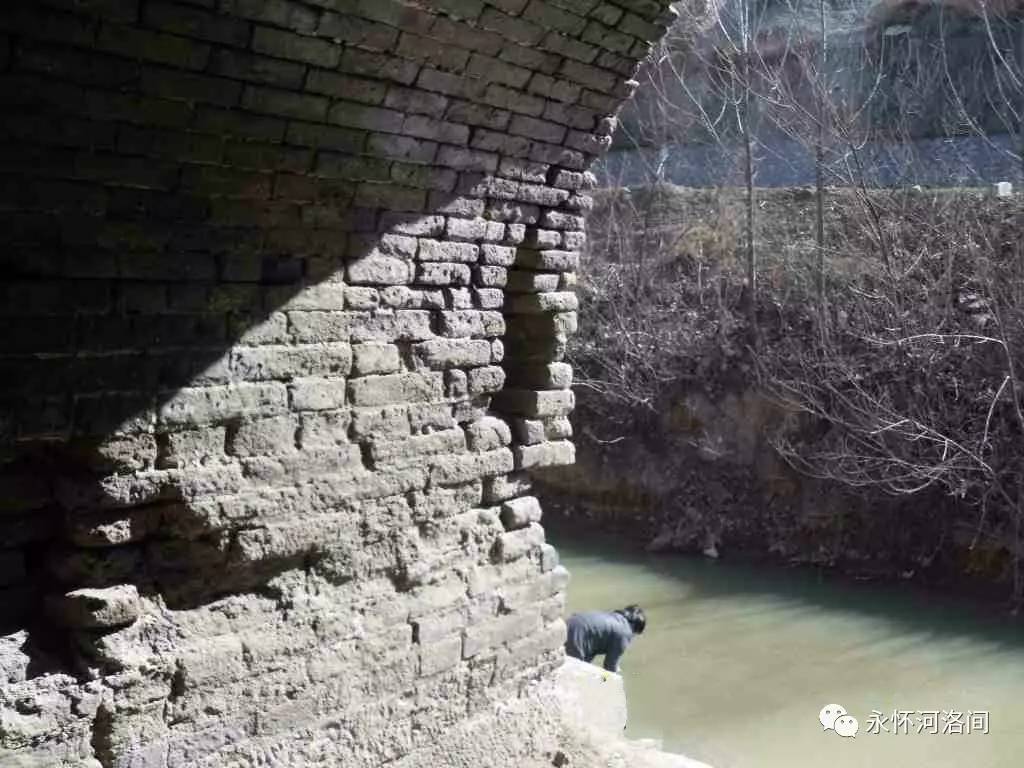 宜阳城下草萋萋,涧水东流复向西.芳树无人花自落,春山一路鸟空啼.