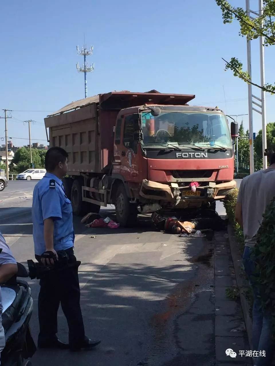 月亮湾门口发生大卡车车祸,2老人死亡,1小孩死里