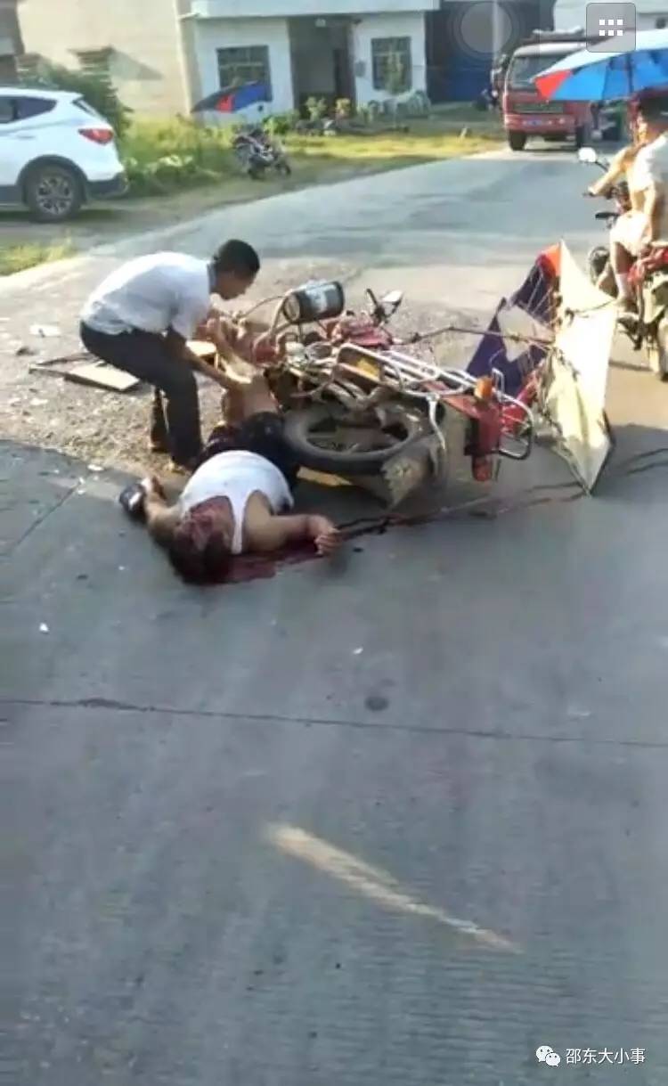 邵东团山镇发生车祸骑摩托车男子头部受伤严重流了很多血