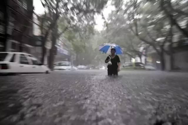 大雨不断袭城,中铁·银座尚筑与您分享雨天出行小贴士