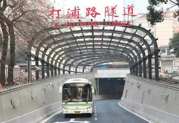 1971年6月,打浦路隧道建成通车.