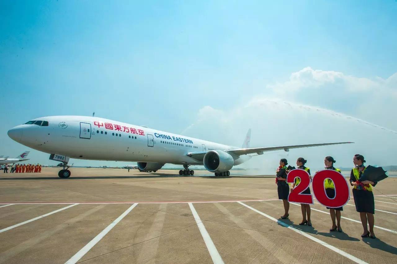 泰国狮航空波音737-900正在登机口运营，泰航亚洲X空客A330-300正在滑行道滑行 编辑类图片 - 图片 包括有 æ°, å›½äºº ...