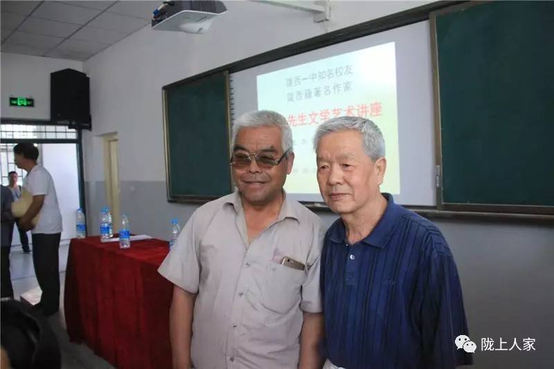 在陇西一中校长田志刚的陪同下王老师参观了母校,并与广大文学爱好者